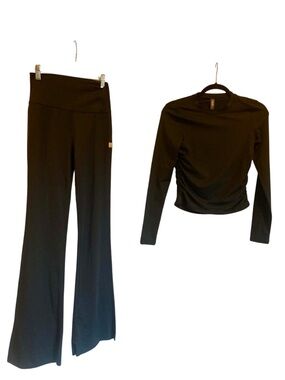 NWOT Vuori Halo Slim Flare/ Gathered Long Sleeve Set BLACK HEATHER Size: XS